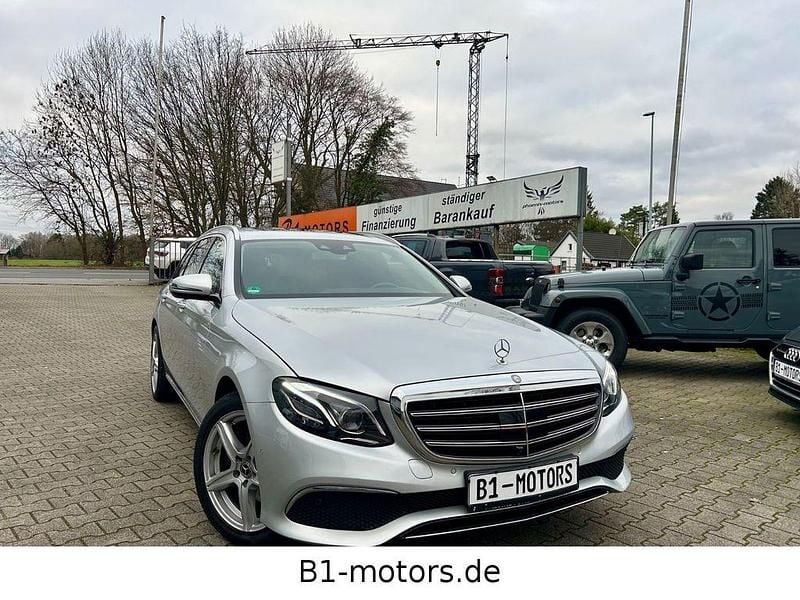 Silber Gebraucht 2018 Mercedes E220 Exclusive Limousine | 21.600 € (Superpreis) - Bild 1/4