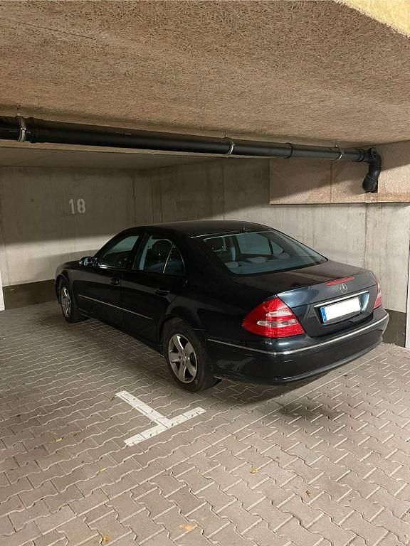 Schwarz Gebraucht 2003 Mercedes E220 Avantgarde Limousine | 7.200 € - Bild 1/4