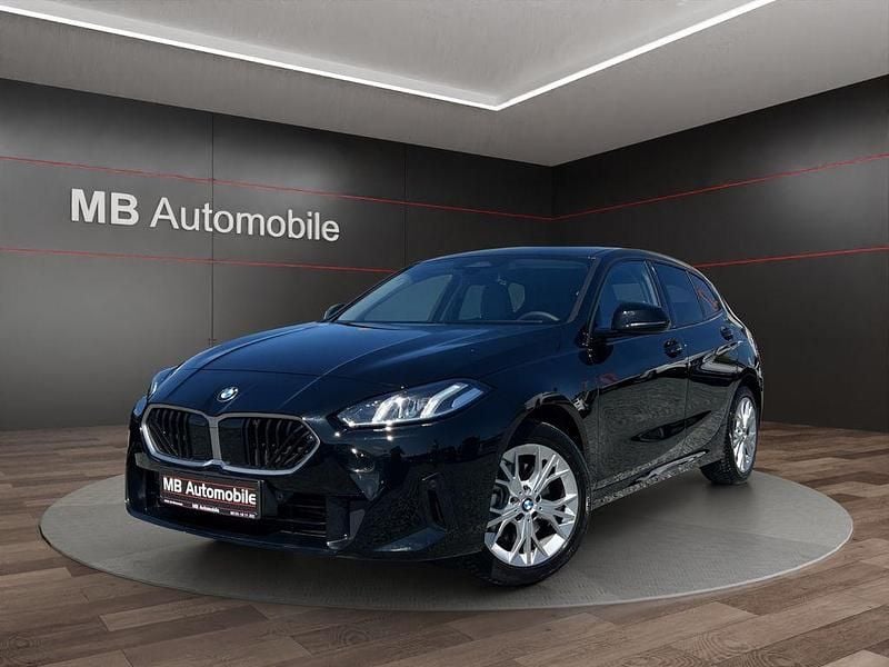 Schwarz ii/bonnet fluid black Gebraucht 2024 BMW 118 Sport Line Kleinwagen | 30.900 € (Etwas zu teuer) - Bild 1/4