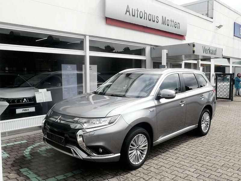 Platinumgrau (m) Gebraucht 2020 Mitsubishi Outlander P-HEV Basis SUV | 19.990 € (Fairer Preis) - Bild 1/4