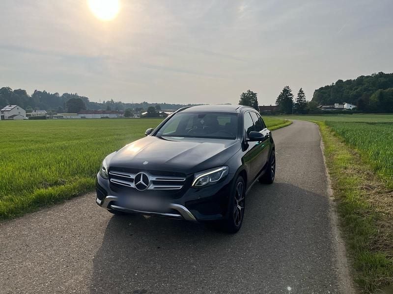 Schwarz Gebraucht 2016 Mercedes GLC220 AMG line SUV | 19.500 € (Etwas zu teuer) - Bild 1/4
