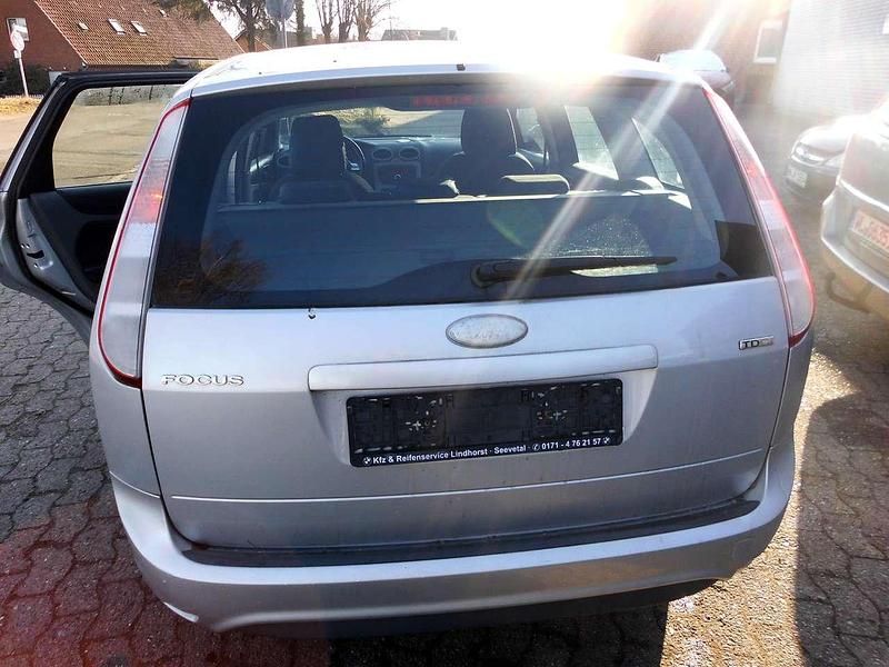 Gebraucht Ford Focus Style 90 PS (66 kW) 2010 Polarsilber metallic Kombi