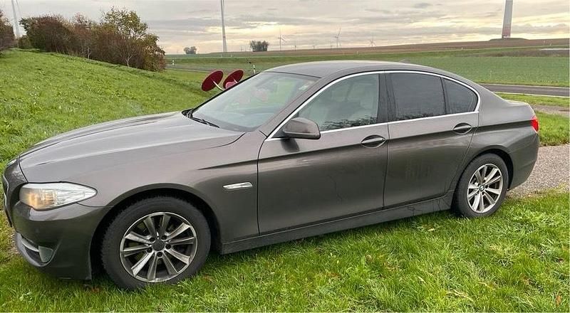 Beige Gebraucht 2011 BMW 520 Limousine | 8.499 € (Superpreis) - Bild 1/4