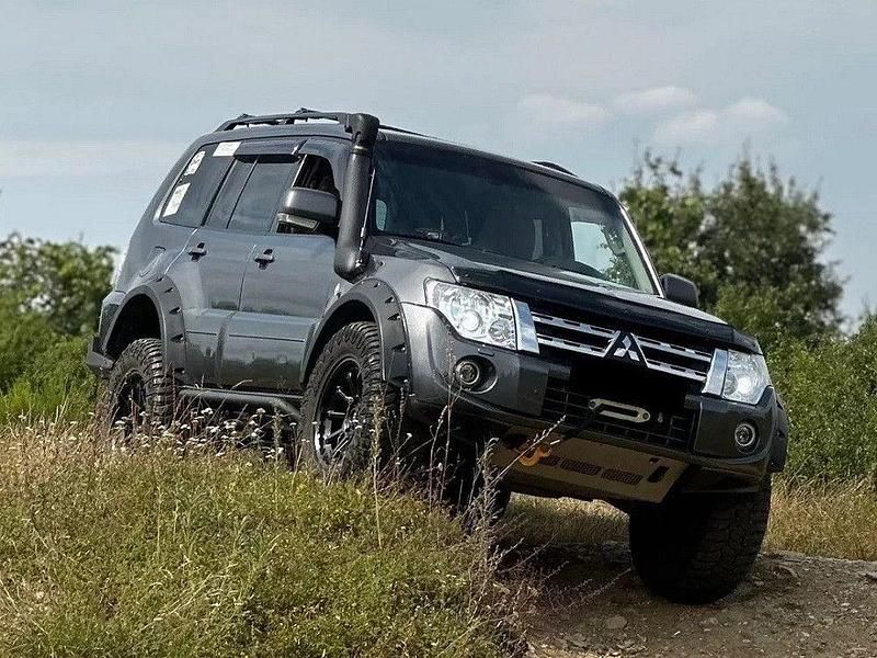 Grau Gebraucht 2011 Mitsubishi Pajero Instyle SUV | 16.500 € (Fairer Preis) - Bild 1/4