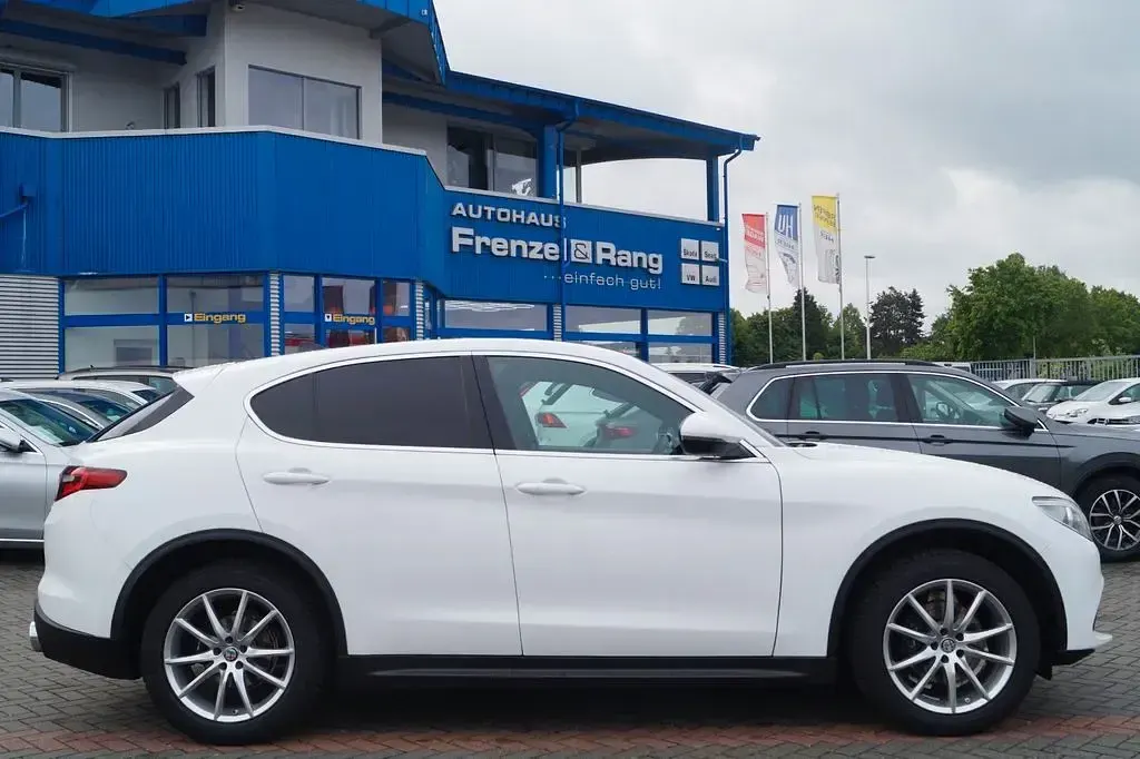 Gebraucht Alfa Romeo Stelvio 209 PS (153 kW) 2019 Weiß SUV