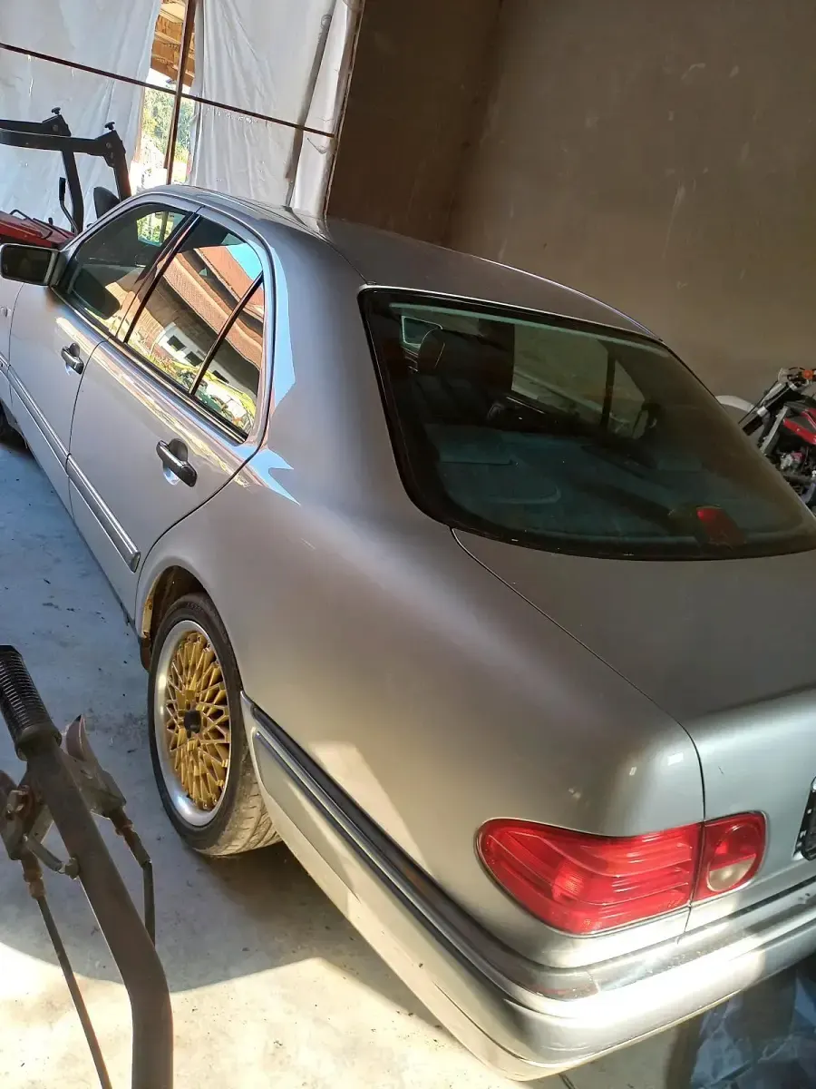 Gebraucht Mercedes E200 160 PS (117 kW) 1998 Silber Limousine