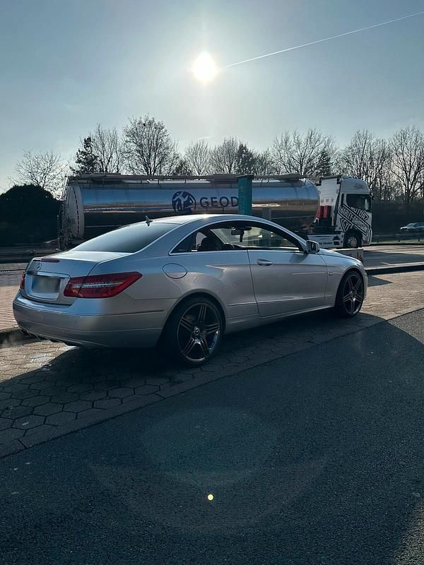 Gebraucht Mercedes E200 184 PS (135 kW) 2011 Silber Coupé