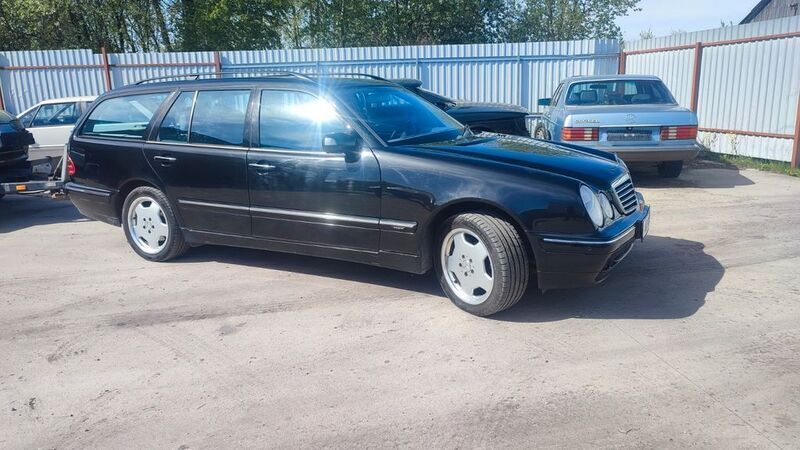 Schwarz Gebraucht 2001 Mercedes E430 Avantgarde Limousine | 4.000 € - Bild 1/4
