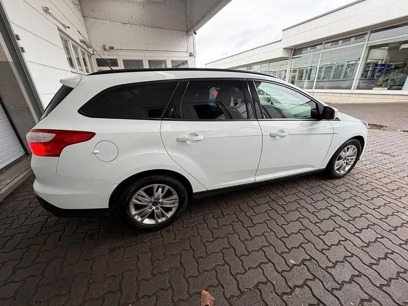 Gebraucht Ford Focus Trend 101 PS (74 kW) 2013 Weiß Kombi