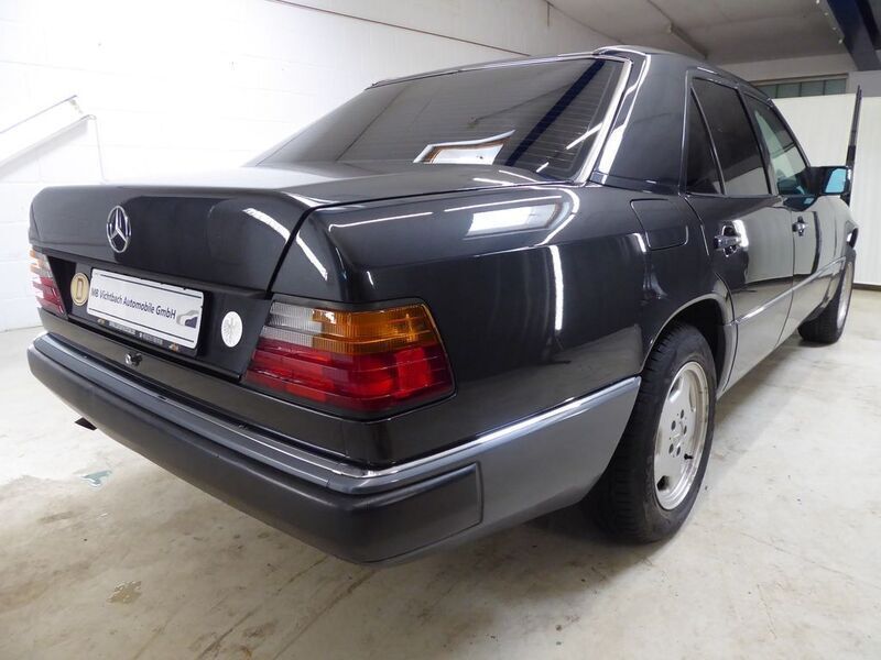Gebraucht Mercedes E230 132 PS (97 kW) 1990 Schwarz Limousine