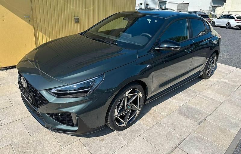 Neu Hyundai i30 N Line 140 PS (102 kW) 2025 Grün Limousine
