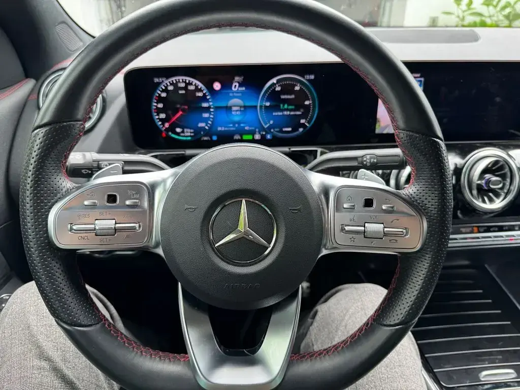 Gebraucht Mercedes EQA350 214 kW (292 PS) 2023 Grau SUV