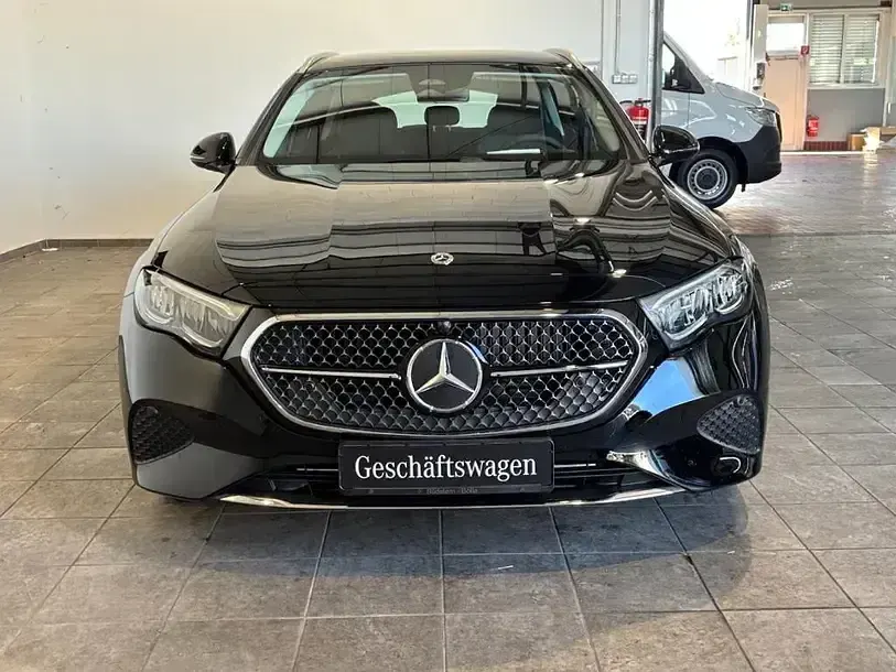 Gebraucht Mercedes E220 Avantgarde 197 PS (144 kW) 2026 Schwarz Limousine