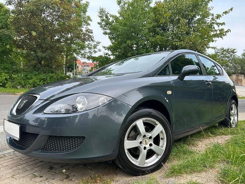 Grau Gebraucht 2007 Seat Leon Reference Limousine | 1.299 € (Superpreis) - Bild 1/4
