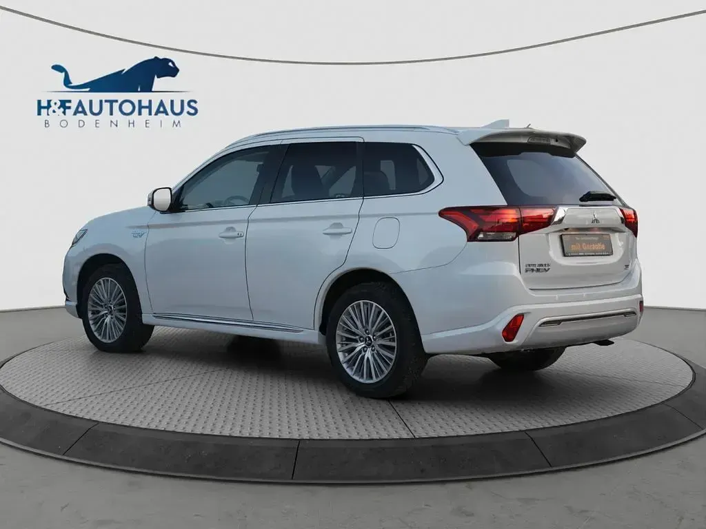 Gebraucht Mitsubishi Outlander P-HEV Basis 224 PS (164 kW) 2020 Weiß SUV