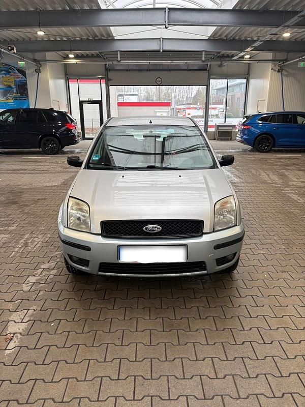 Grau Gebraucht 2002 Ford Fusion Kleinwagen | 1.000 € - Bild 1/4