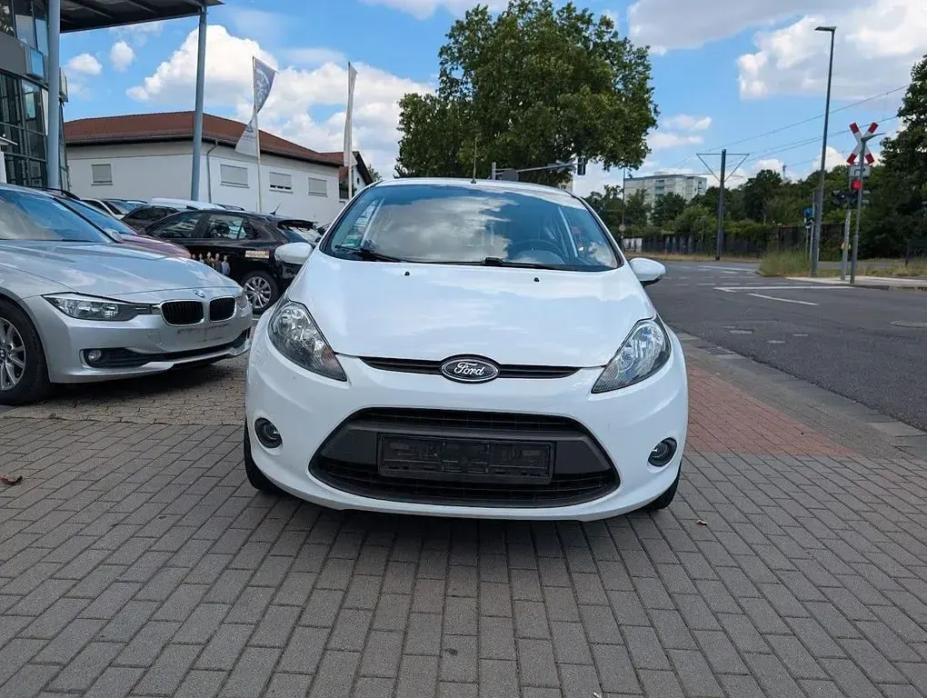 Gebraucht Ford Fiesta Trend 60 PS (44 kW) 2011 Frostweiß Limousine