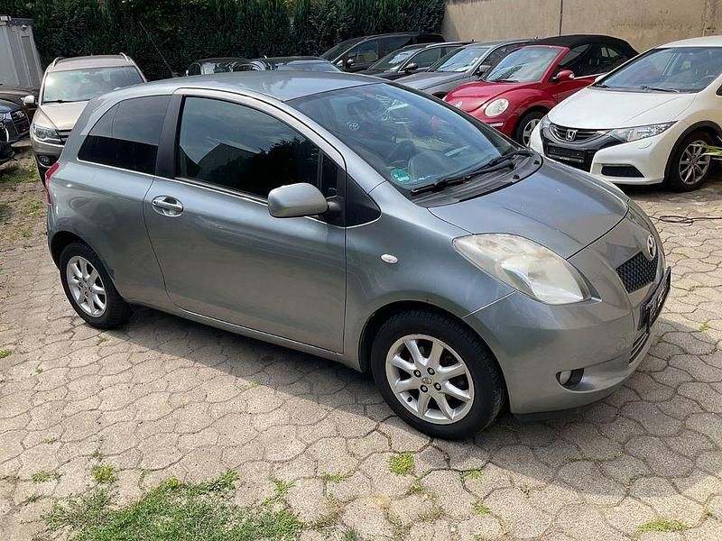 Grau Gebraucht 2007 Toyota Yaris Cool Limousine | 3.990 € (Fairer Preis) - Bild 1/4