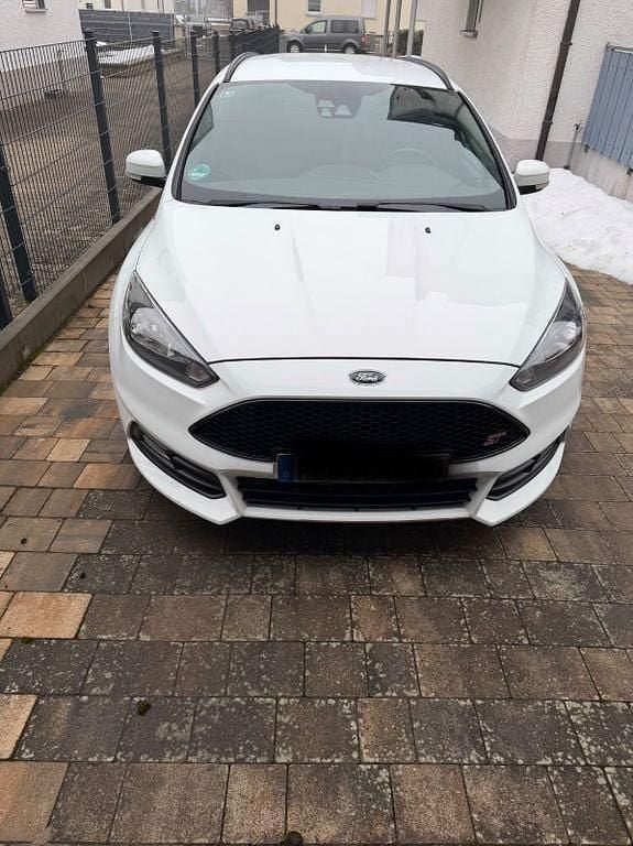 Weiß Gebraucht 2016 Ford Focus Sport Kombi | 11.000 € (Superpreis) - Bild 1/4