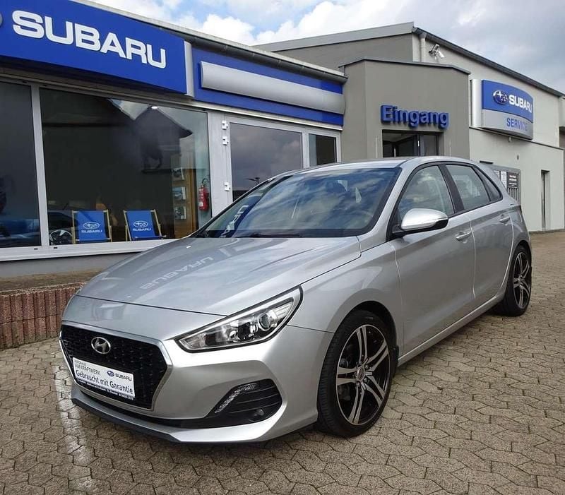 Platinum silver Gebraucht 2018 Hyundai i30 Pure Kleinwagen | 14.290 € (Guter Preis) - Bild 1/4