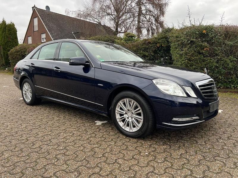Blau Gebraucht 2011 Mercedes E350 Elegance Limousine | 12.990 € (Superpreis) - Bild 1/4