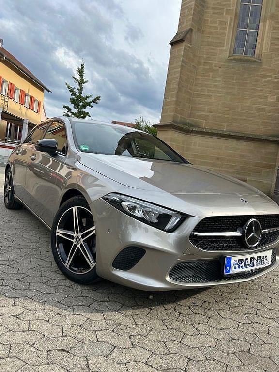 Gebraucht Mercedes A200 Night 163 PS (119 kW) 2019 Grau Limousine