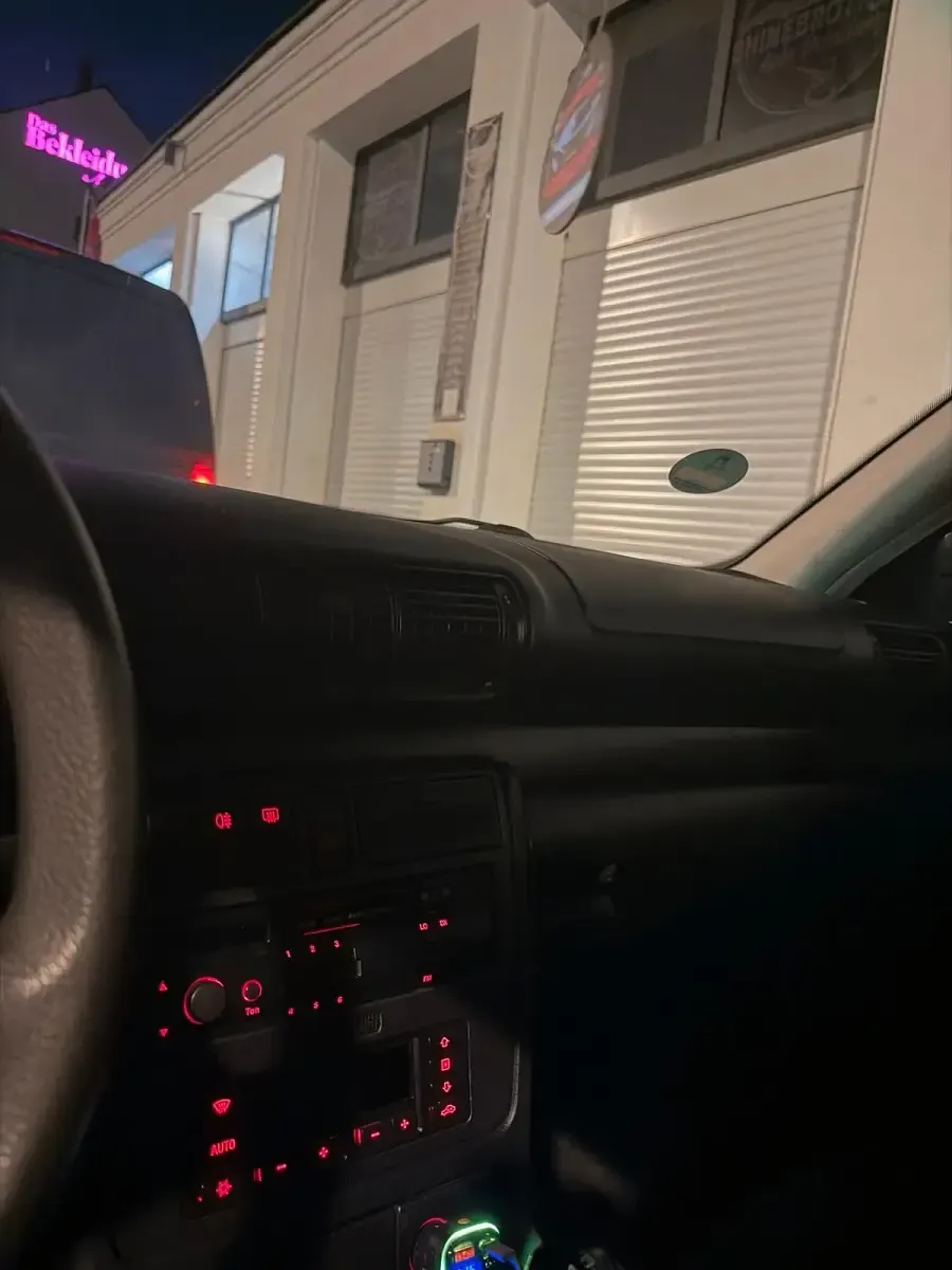 Używany Audi A4 101 KM (74 kW) 1998 Niebieski Sedan/Limuzyna
