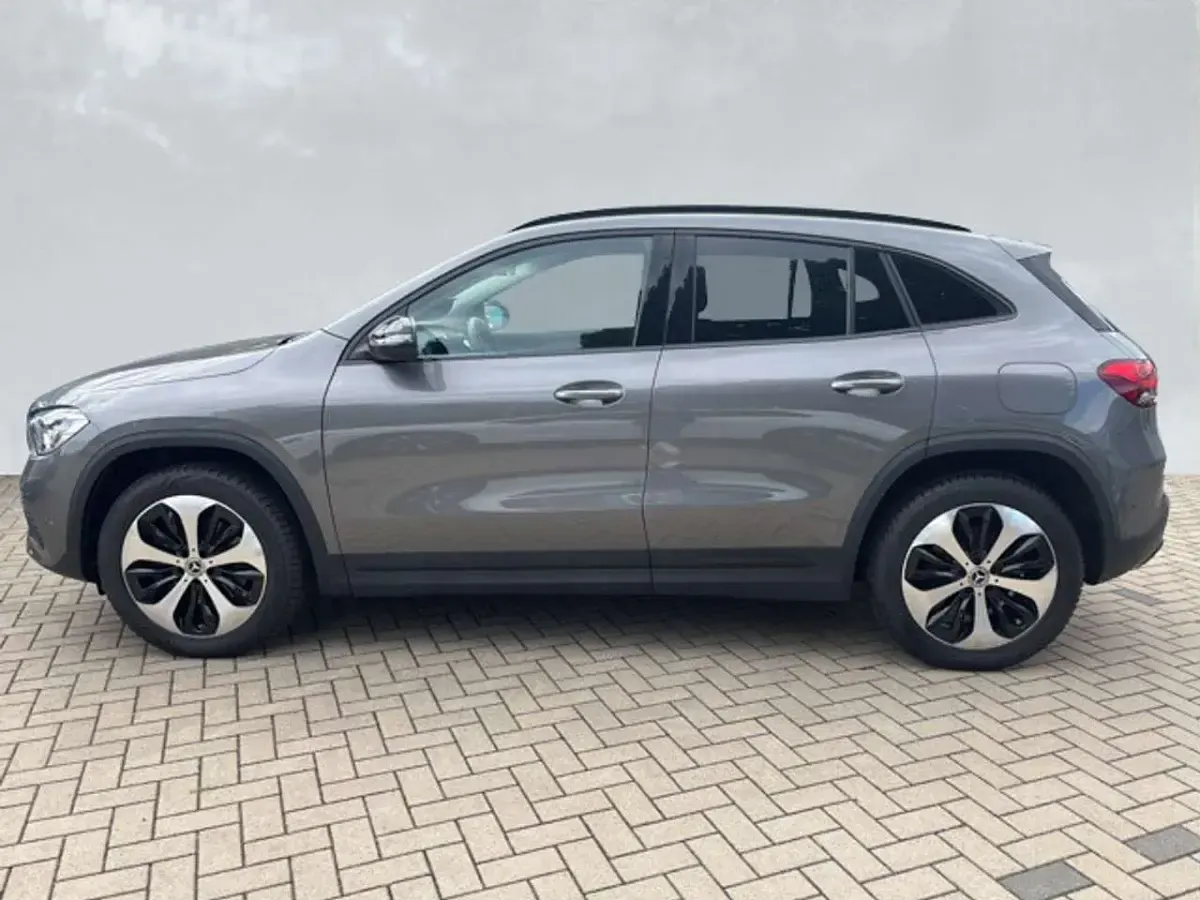 Gebraucht Mercedes GLA250 Progressive 160 PS (117 kW) 2023 Mountaingrau metallic SUV