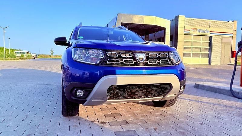 Blau Gebraucht 2020 Dacia Duster Celebration SUV | 15.990 € (Guter Preis) - Bild 1/4