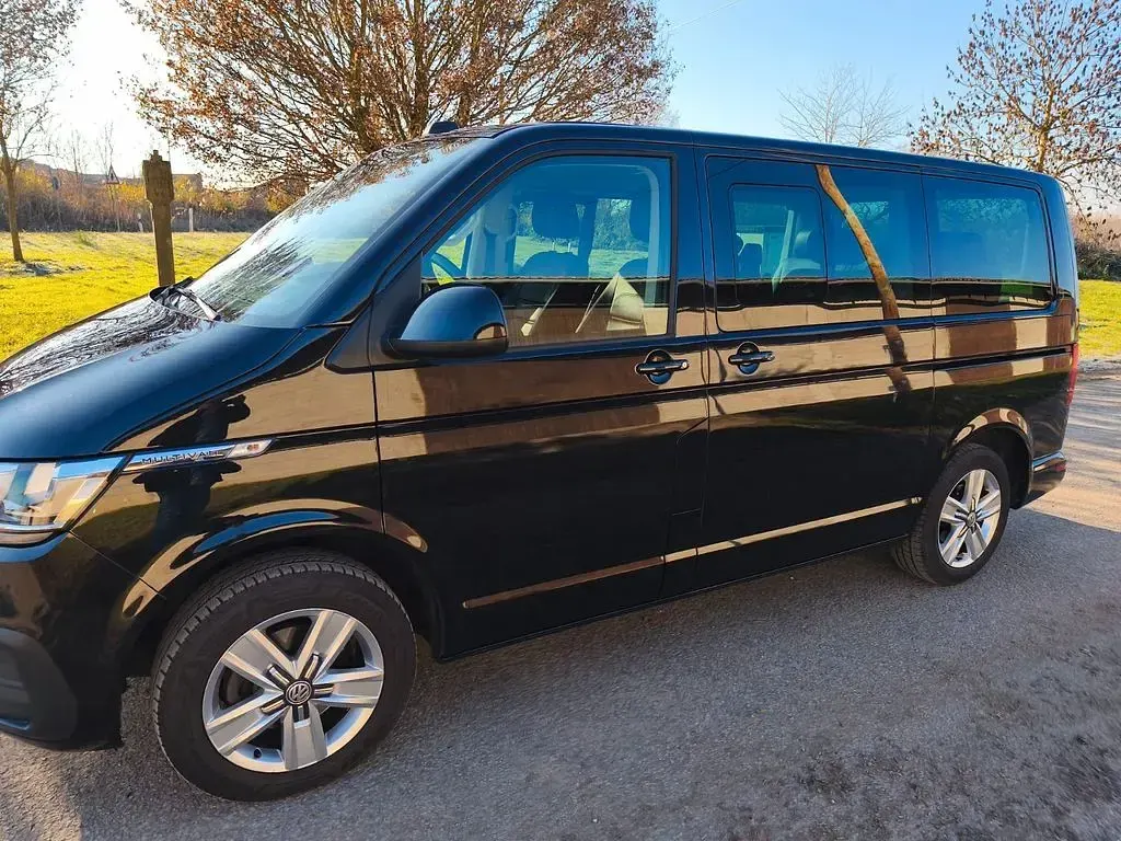 Second-hand VW Multivan 150 CP (110 kW) 2021 Negru Monovolum