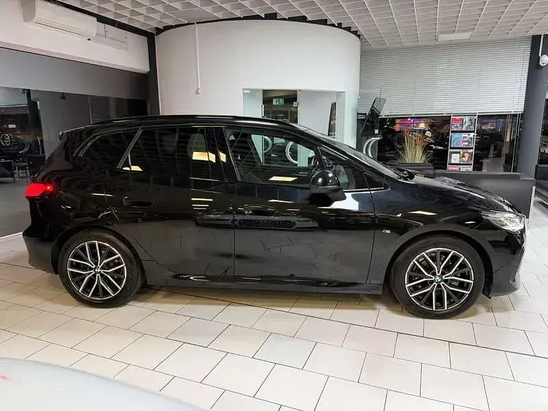 Gebraucht BMW 220 Active Tourer M Sport 170 PS (125 kW) 2022 Saphirschwarz Van / Kleinbus