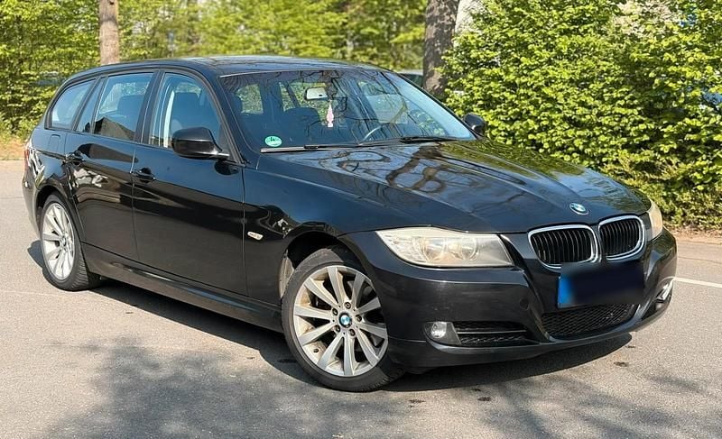 Gebraucht BMW 320 177 PS (130 kW) 2010 Schwarz Kombi