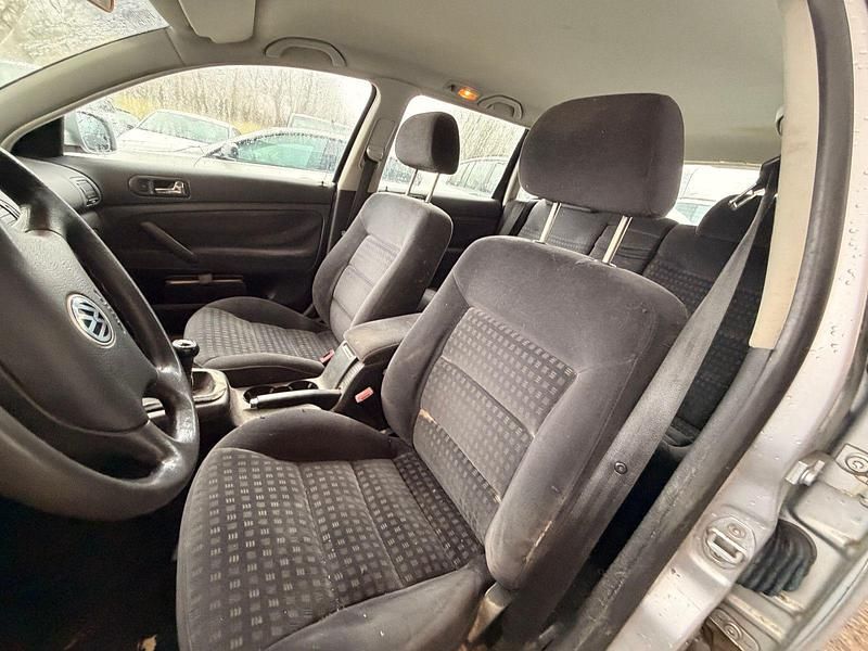 Second-hand VW Passat 170 CP (125 kW) 2001 Argintiu Break