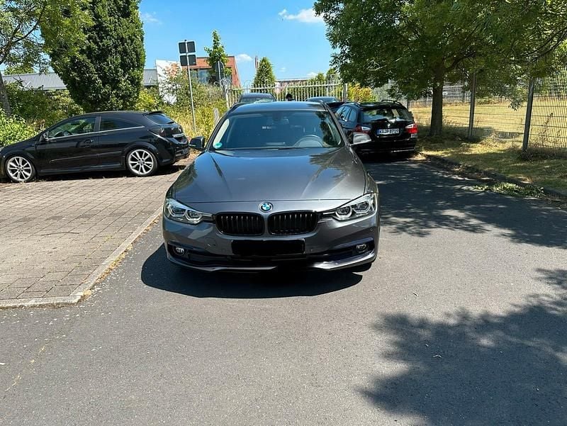 Grau Gebraucht 2019 BMW 318 Kombi | 19.500 € (Guter Preis) - Bild 1/4
