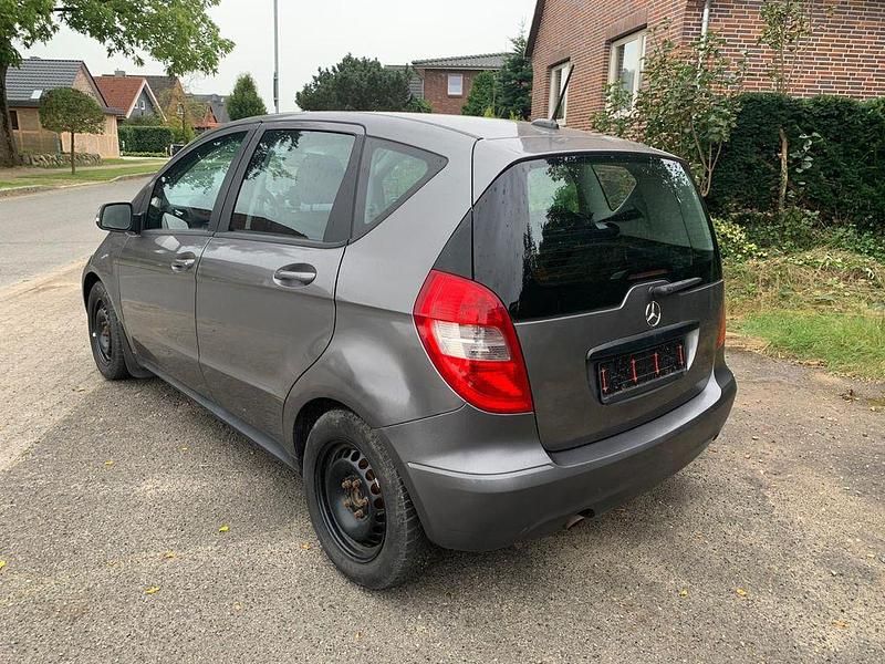 Grau Gebraucht 2010 Mercedes A180 Edition Limousine | 2.222 € (Guter Preis) - Bild 1/4