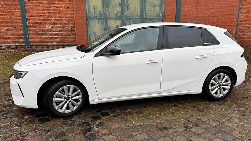 Gebraucht Opel Astra Business Edition 131 PS (96 kW) 2023 Weiß Limousine
