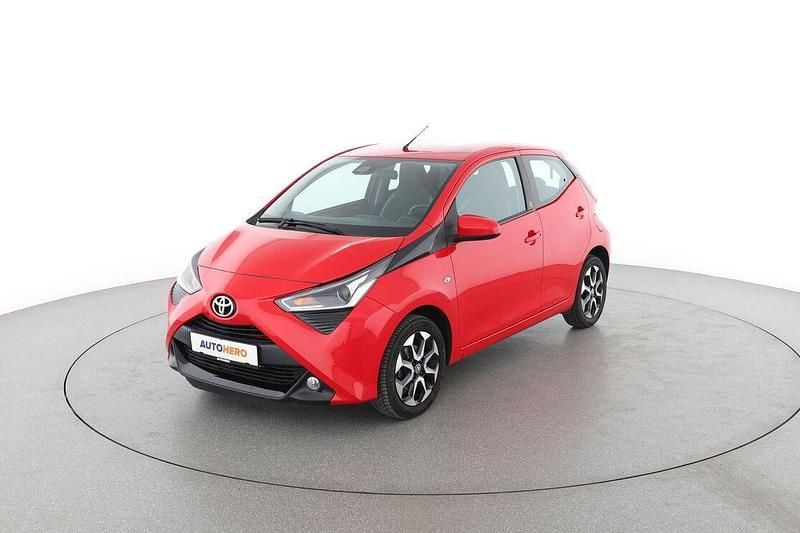 Rot Gebraucht 2021 Toyota Aygo X-play Kleinwagen | 11.110 € (Fairer Preis) - Bild 1/3