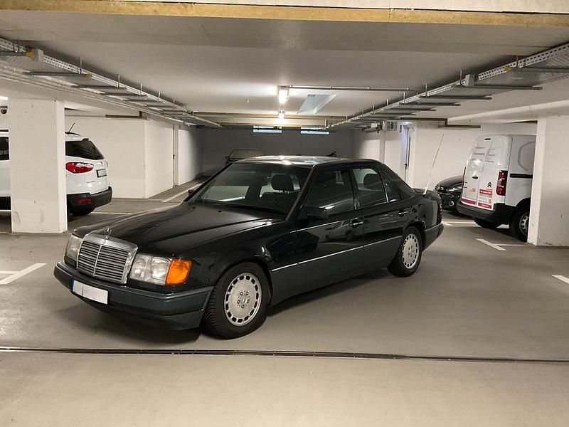 Schwarz Gebraucht 1992 Mercedes E230 Limousine | 6.999 € - Bild 1/4