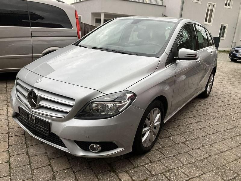 Gebraucht Mercedes B180 122 PS (89 kW) 2014 Silber Van / Kleinbus