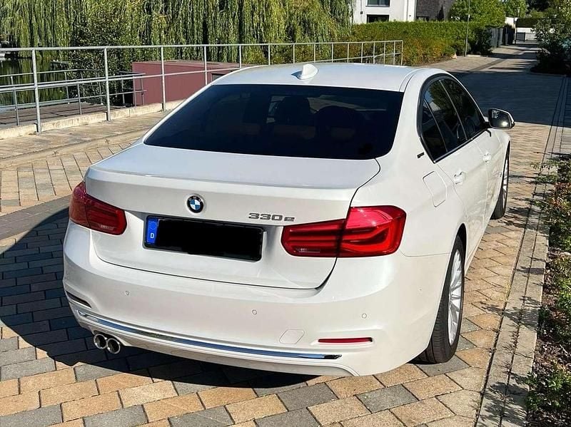 Gebraucht BMW 330e iPerformance 184 PS (135 kW) 2018 Weiß Limousine