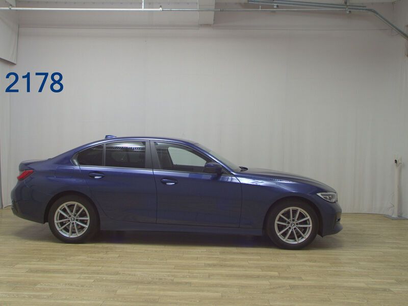 Blau Gebraucht 2021 BMW 318 Advantage Limousine | 20.780 € - Bild 1/4