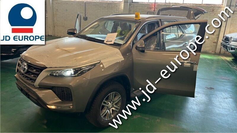 Gold Neu 2024 Toyota Fortuner SUV | 40.500 € - Bild 1/4