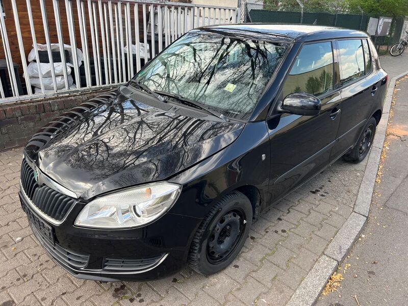 Schwarz Gebraucht 2011 Skoda Fabia Ambiente Limousine | 1.499 € (Guter Preis) - Bild 1/4