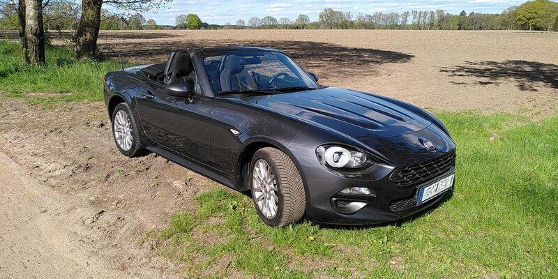 Grau Gebraucht 2017 Fiat 124 Spider Cabrio | 16.150 € (Fairer Preis) - Bild 1/4