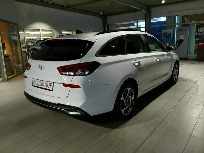 Gebraucht Hyundai i30 101 PS (74 kW) 2024 Atlas white / sol Kombi