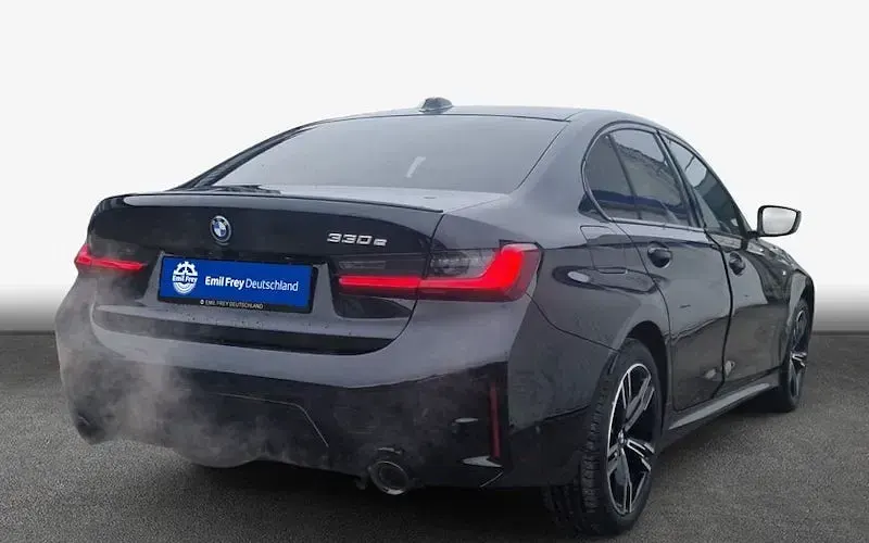 Nowe BMW 330e Basis 292 KM (214 kW) 2025 Czarny Sedan/Limuzyna