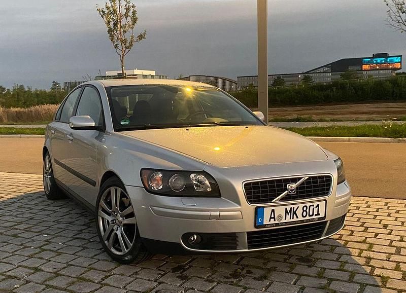 Grau Gebraucht 2004 Volvo S40 Limousine | 3.500 € (Etwas zu teuer) - Bild 1/4