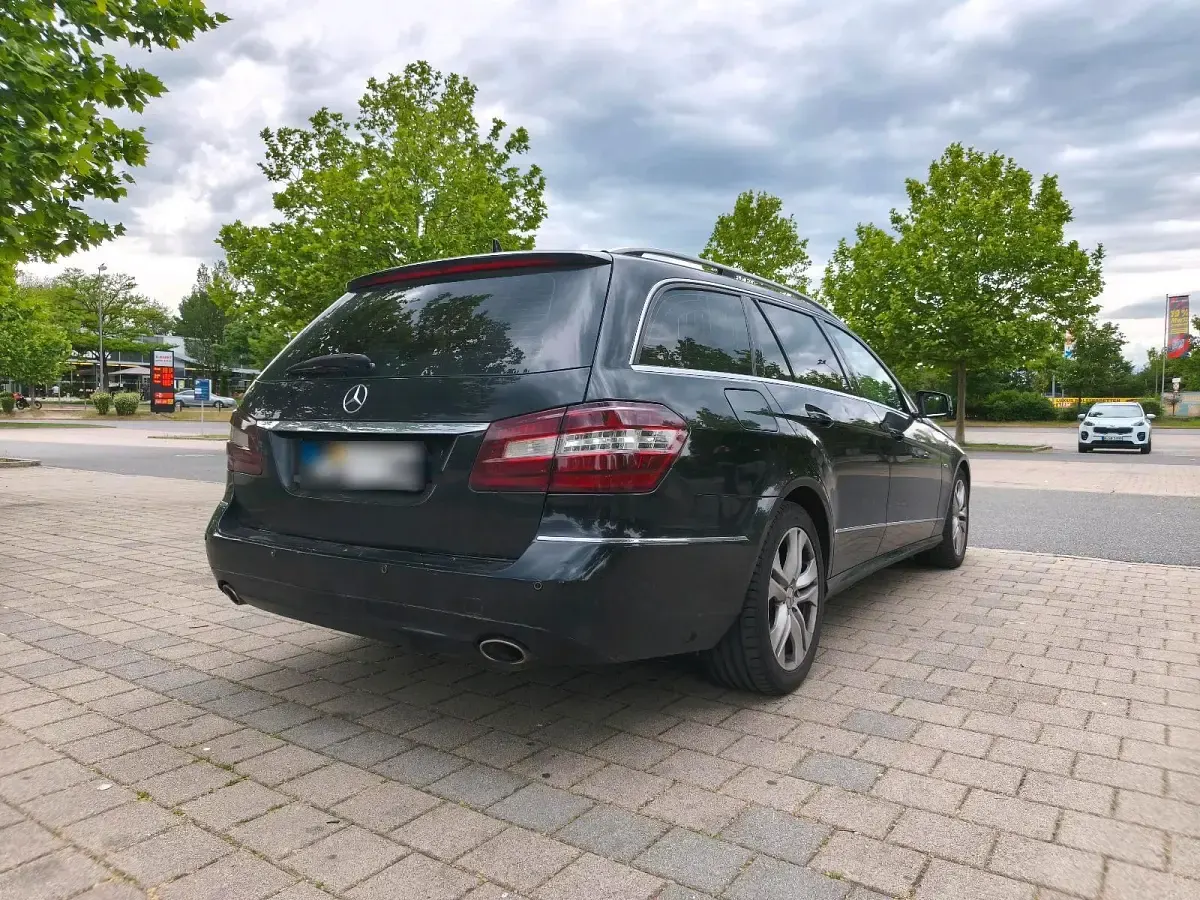 Gebraucht Mercedes E300 231 PS (169 kW) 2011 Schwarz Kombi