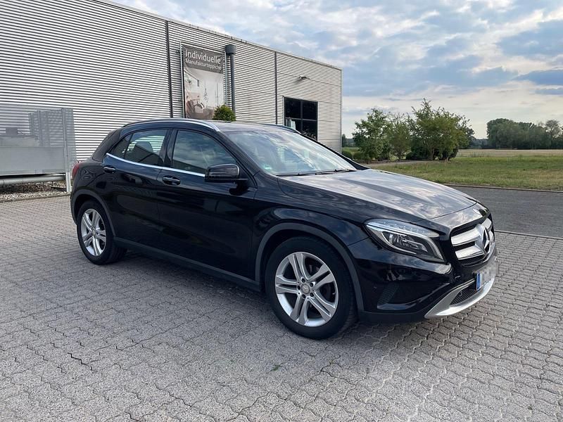 Schwarz Gebraucht 2016 Mercedes GLA180 SUV | 17.400 € (Fairer Preis) - Bild 1/4