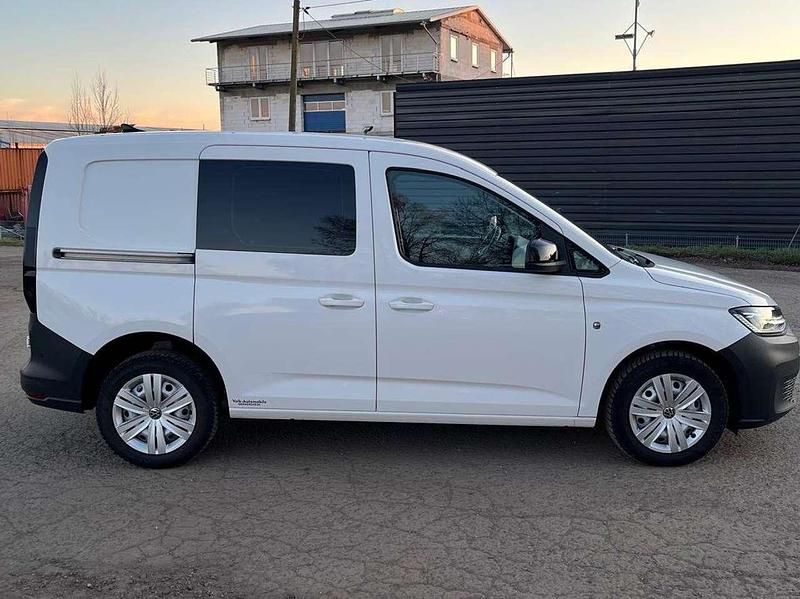 Gebraucht VW Caddy Basis 122 PS (89 kW) 2022 Candyweiß Van / Kleinbus